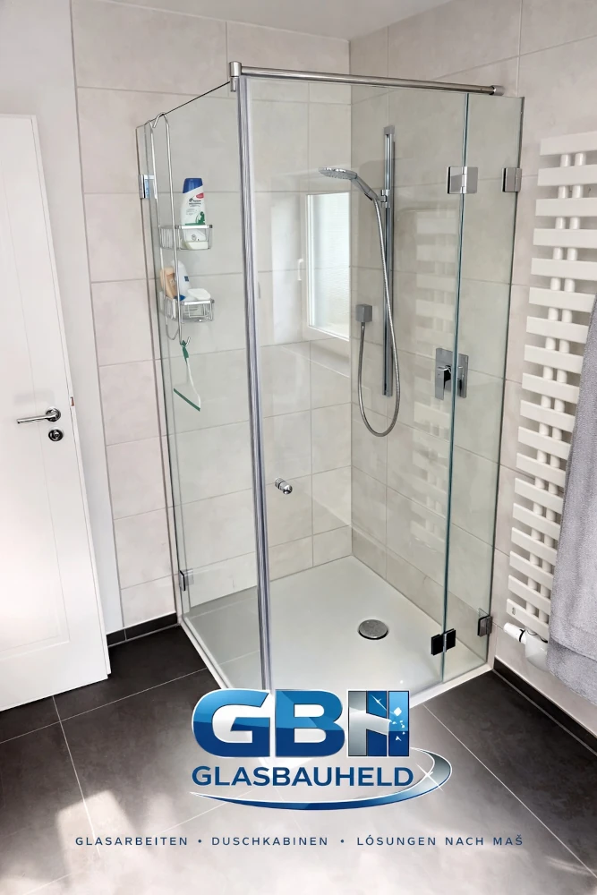 Bodengleiche Walk-In Dusche mit Glas-Trenndurchbruch
